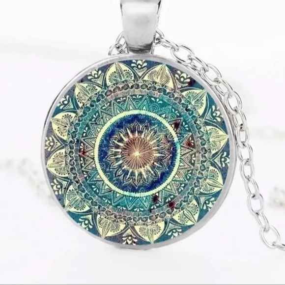 *NEW Silver Plated Vintage Mandala Lotus Necklace - Picture 2 of 7